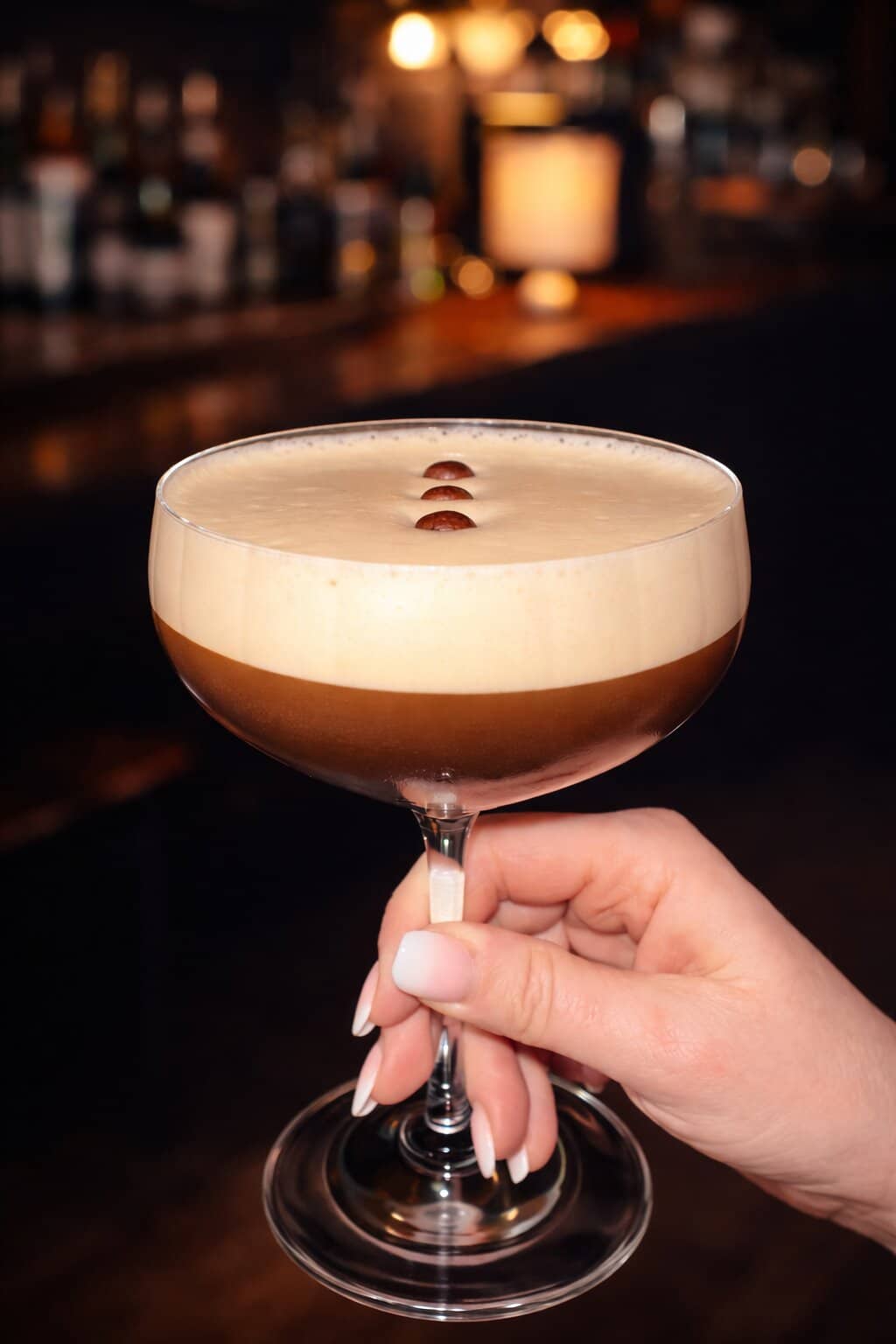 Espresso Martini mit cremiger Schaumkrone und Kaffeebohnen in einer Cocktailschale